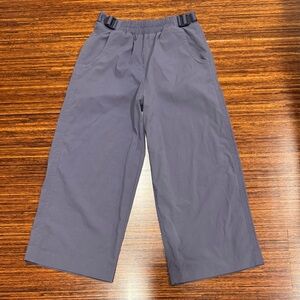 ATHLETA GIRL TREKKIE TRAIL CROP PANT size medium 8/10 gray/purple EUC
